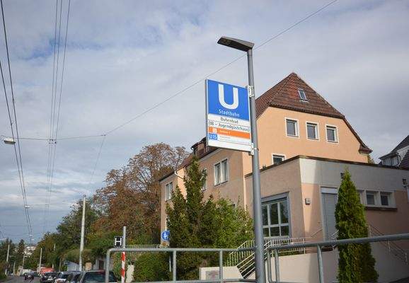 Straßenansicht mit U Bahn Haltestelle (Bubenbad)