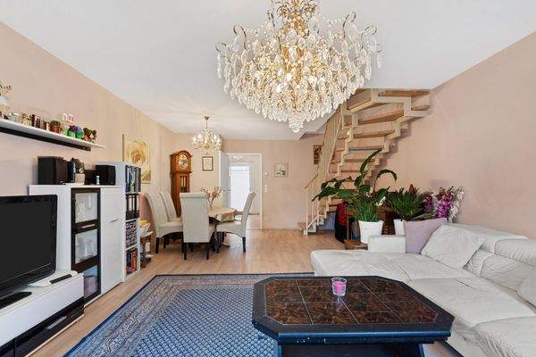 Essbereich mit der Treppe ins Obergeschoss