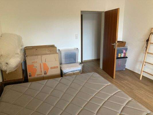 ... im Schlafen zum Flur gesehen ...