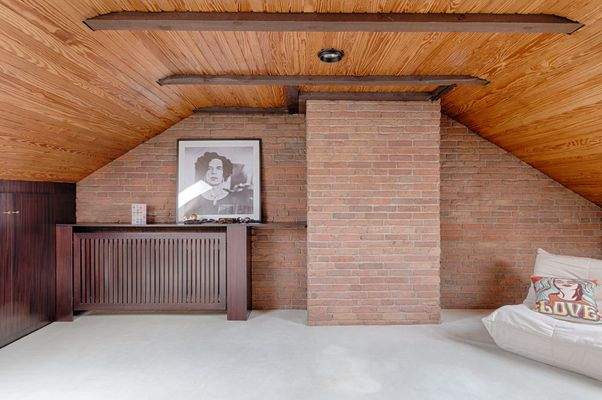 wohnlicher Raum im Dachgeschoss - Blick von der Tür