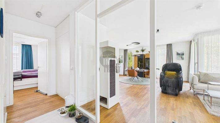 Flur Hauptschlafzimmer/ Wohn- & Essbereich