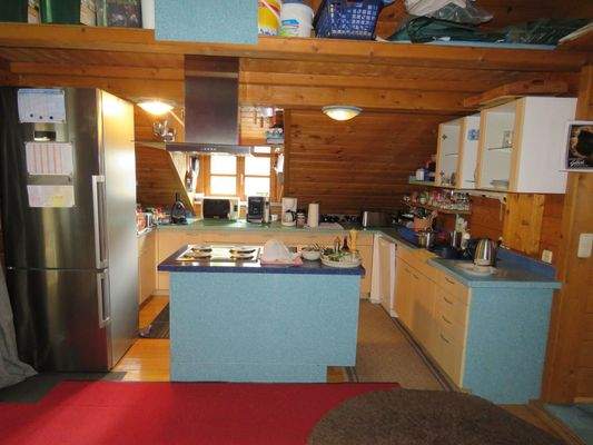 Küche mit Einbauküche und Kochinsel