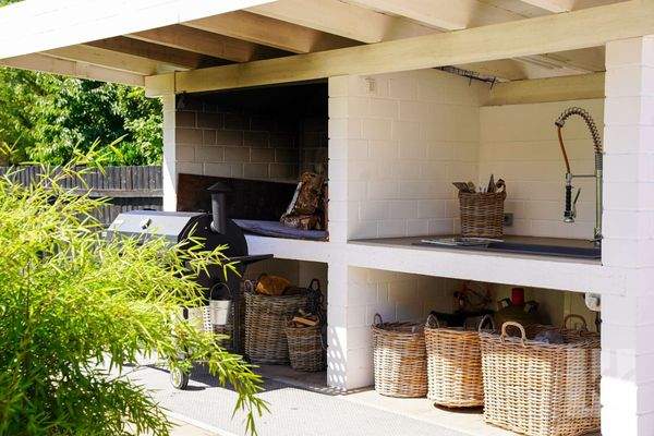 neben der Outdoorküche.