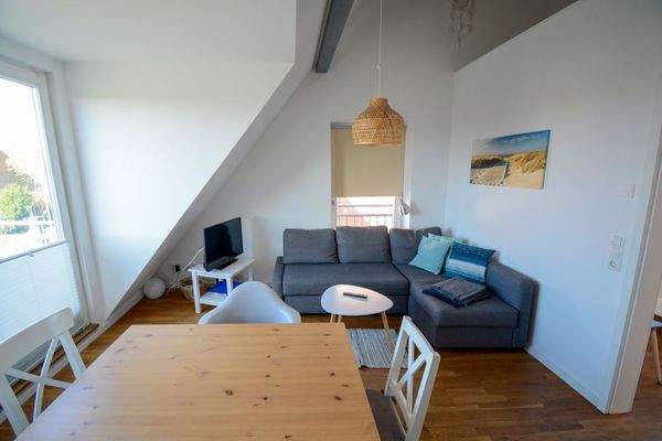 Wohn-/Esszimmer mit Balkonzugang