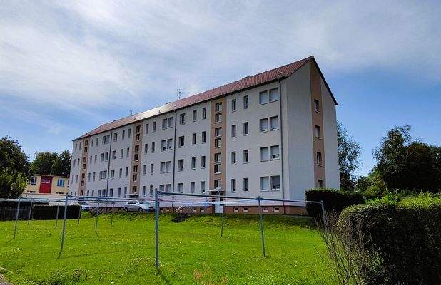 Hausansicht und Wäscheplatz