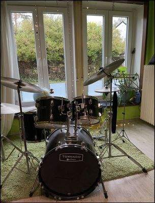 Vorderhaus: Kinderzimmer mit bodentiefen Fenstern