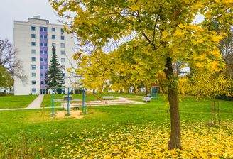 Ansicht von Norden mit Spielplatz