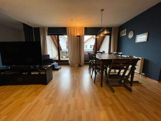 Wohn-Essbereich und Zugang zur Loggia