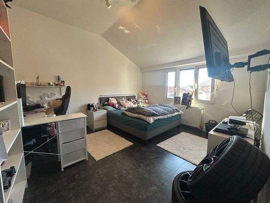 Schlaf-/Kinderzimmer DG