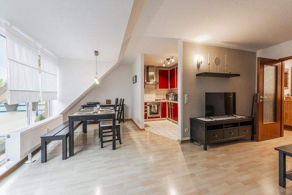 Essbereich mit halboffener Küche