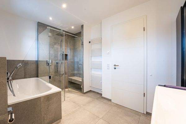 großes Bad mit viel Komfort