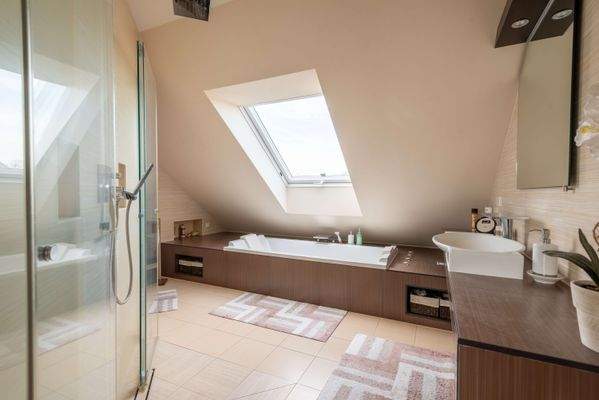 mit Dusche und Badewanne