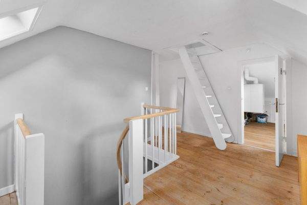 Aufgang mit Treppe zum Dachboden