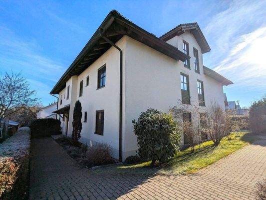 Nordwestansicht des gepflegten Mehrfamilienhauses