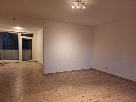 Leere Wohnung mit Balkon