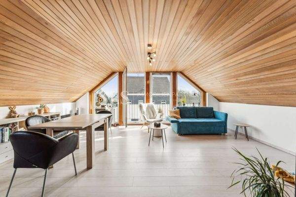 Wohnzimmer mit Balkon 