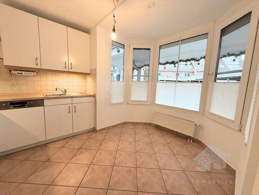 Küche mit Platz für einen Esstisch im Erker