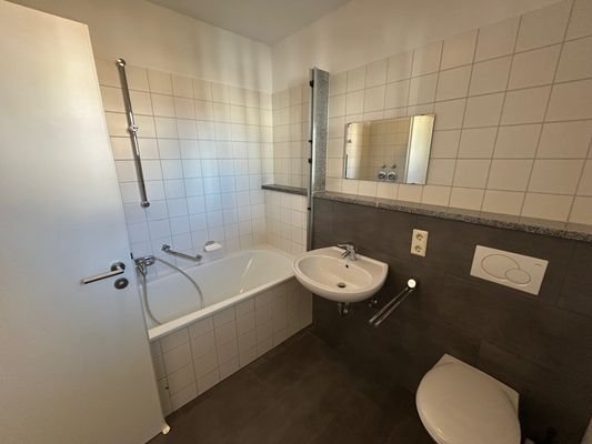 Modernes Bad mit Fenster