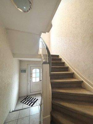 Treppenhaus vom EG zum ersten OG und Haustüre.jpg