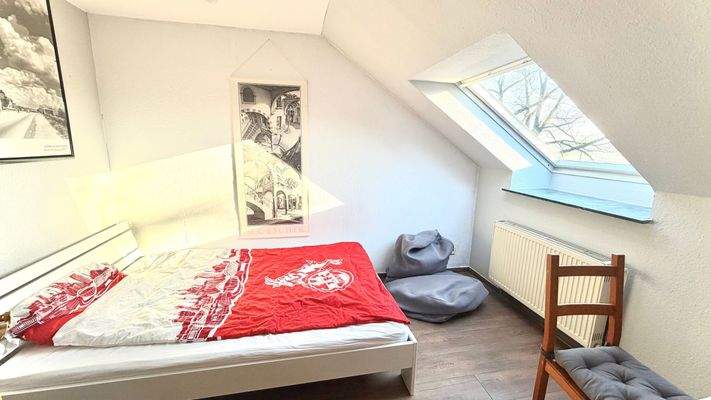 Helles Schlafzimmer mit Dachfenster