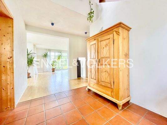 EG: Heller und großer Eingangsbereich