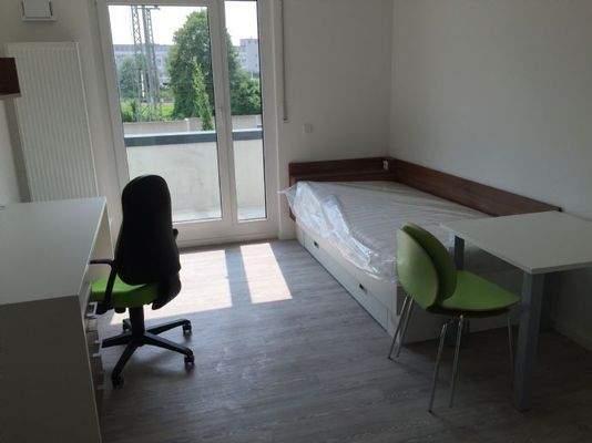 Bett mit Schreibtisch