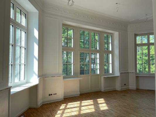 Wohnzimmer mit Zugang zum Balkon