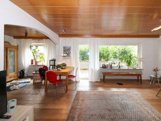 Offener Wohn- und Essbereich mit Zugang zum Außenbereich