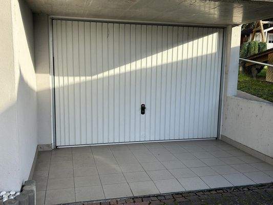 zweite Garage rechts am Haus