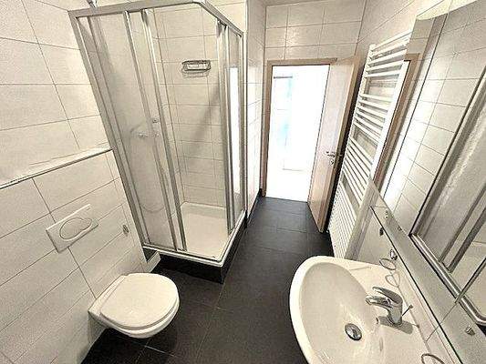 Bad mit Dusche, Wanne u. WC