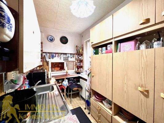 EG: Kleine separate Küche mit Durchreiche zum Esszimmer