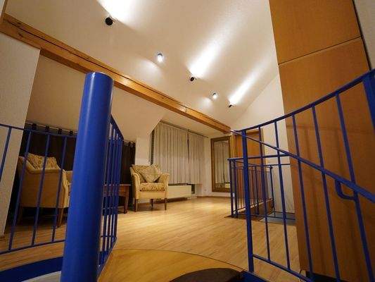 Galeriebeleuchtung bei Dunkelheit