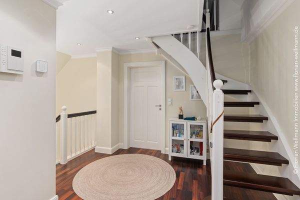 Zentraler Flur im Dachgeschoss mit Treppe in den Spitzboden.