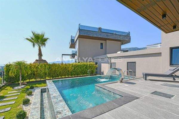 Sea and City-View House with Swimming Pool in Alanya