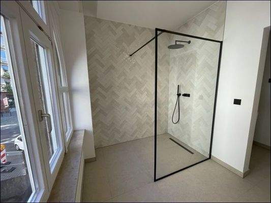 Großzügige, ebenerdige Dusche