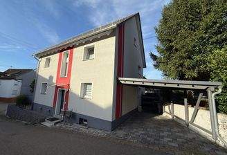 Außenansicht mit Carport