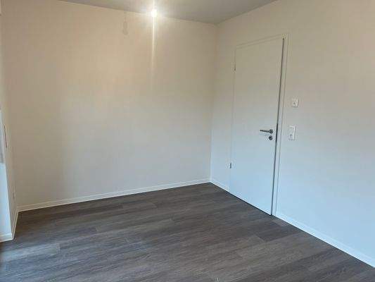 Leerer Raum mit Holzboden