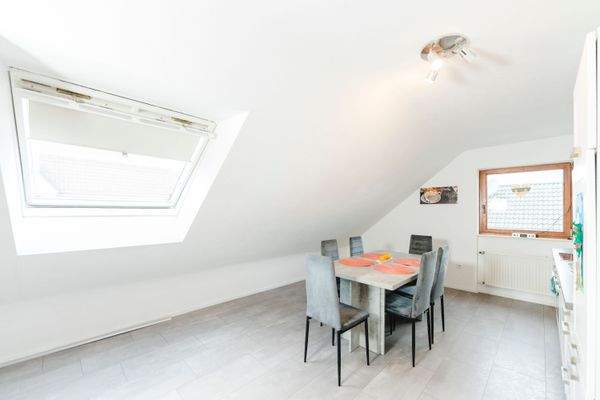 Große Küche mit Essbereich