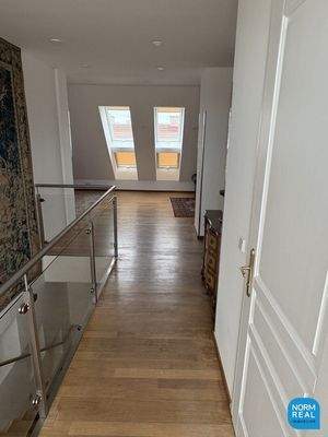 Stiegenaufgang zum  Wohnsalon