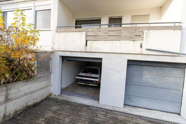 Garage mit Stellplatz davor