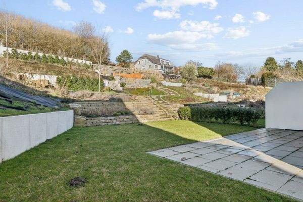 Terrasse u. Gartenflächen