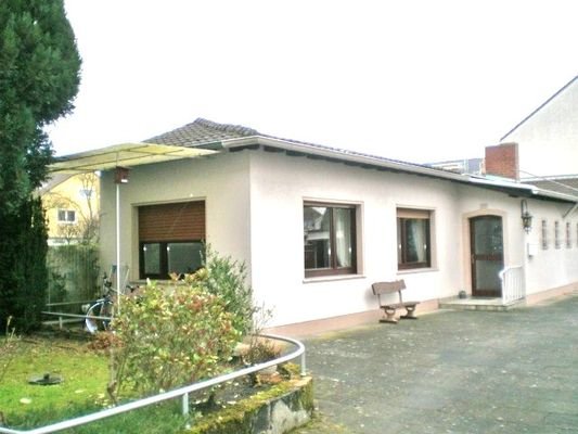 Hinterhaus: Wohnung mit kleinem Sitzbereich