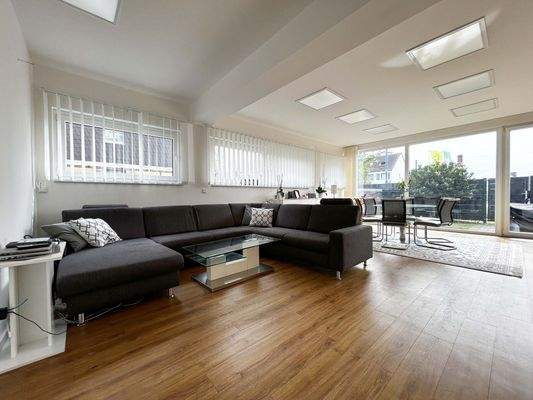 Großzügiger Wohnbereich mit Blick ins Grüne – offen für Ihre Ideen