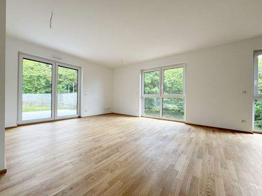 Wohnzimmer mit Terrasse und Garten.jpg