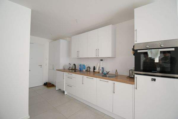 Moderne weiße Küche