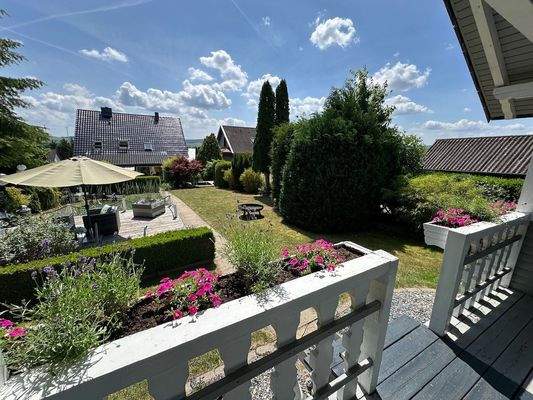 Blick vom Gartenhaus auf …