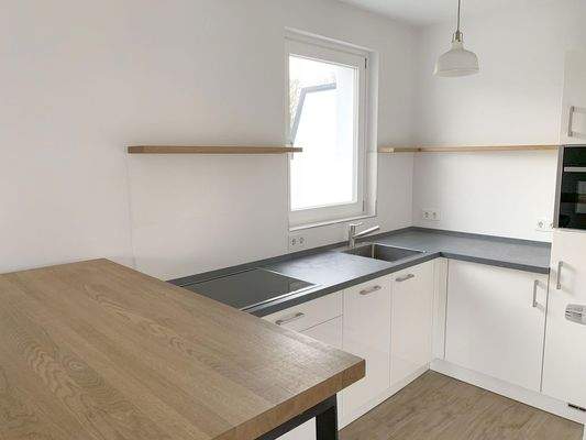 Einbauküche mit Eichenregalen