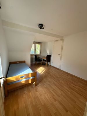 Bett mit Blickrichtung Badezimmer