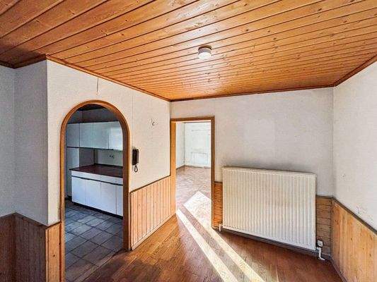 Esszimmer mit Zugang zur Küche