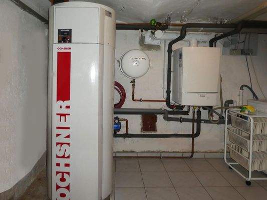 Moderne Heizung mit Wärmepumpe für Warmwasser